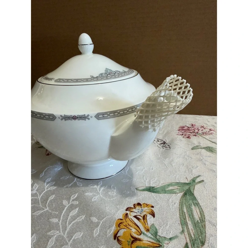 Wedgwood Kingsgate Bone China Teapot R4934U Made in England Victorian White Blue